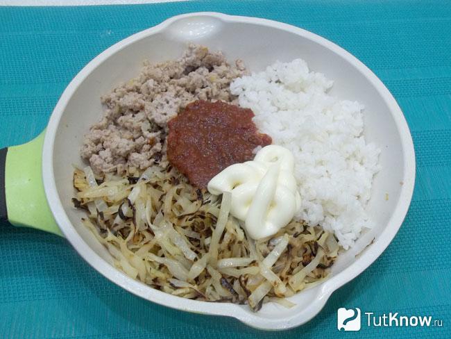 К продуктам добавлены сметана и томат