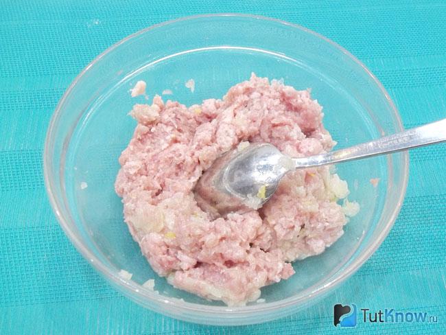 Мясо с луком перемешаны