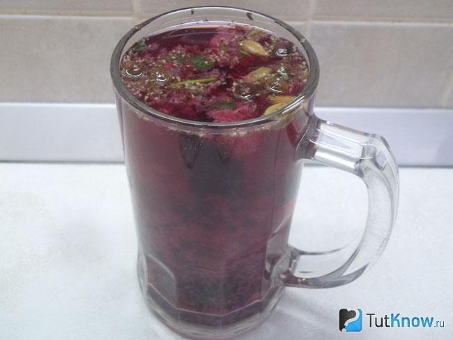 Готовый чай с замороженной малиной, черной смородиной, мятой и пряностями