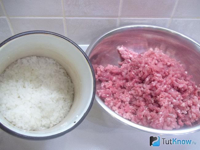 Рис отварен, мясо перекручено на мясорубке