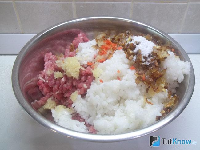Соединены перекрученное мясо, отваренный рис и жареное мясо