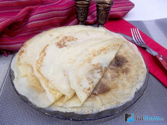 Готовые блины на воде с яйцами