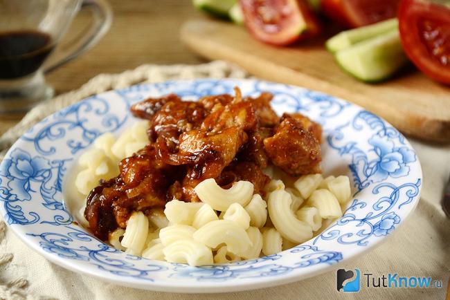 Готовая подлива из мяса с помидорами и кетчупом