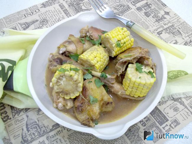 Готовая тушеная курица с початками кукурузы