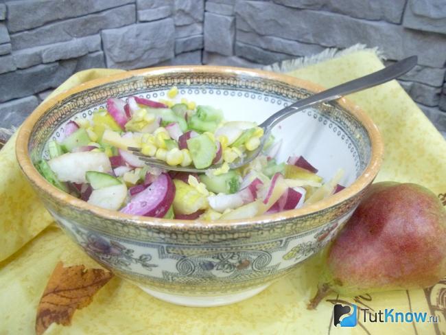 Готовый салат с кукурузой, грушами, редисом, сыром и огурцами
