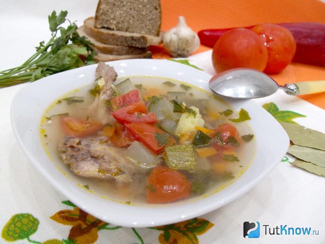 Готовый низкоуглеводный овощной суп с курицей