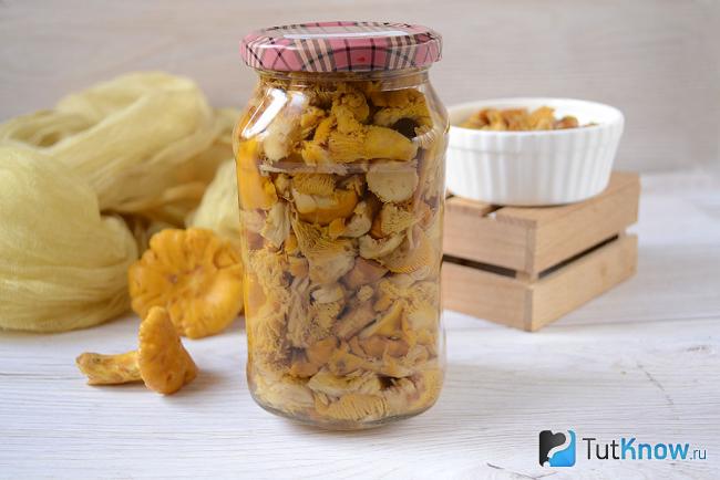 Банка маринованных лисичек крупным планом