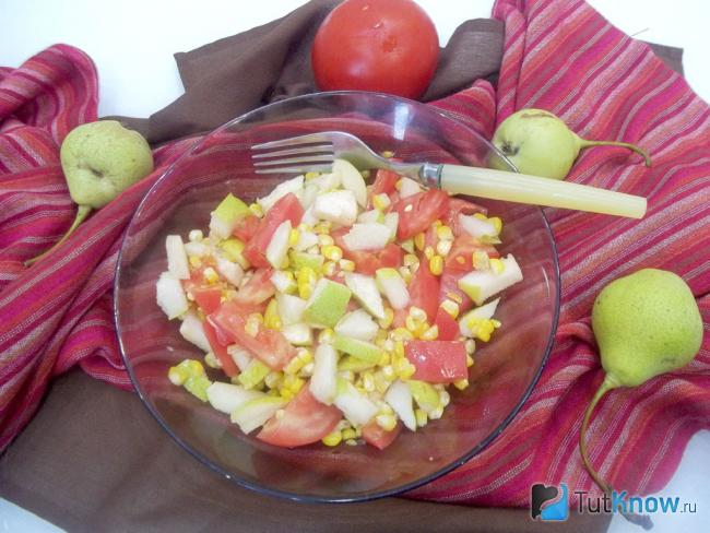Готовый салат с кукурузой, грушами и помидорами