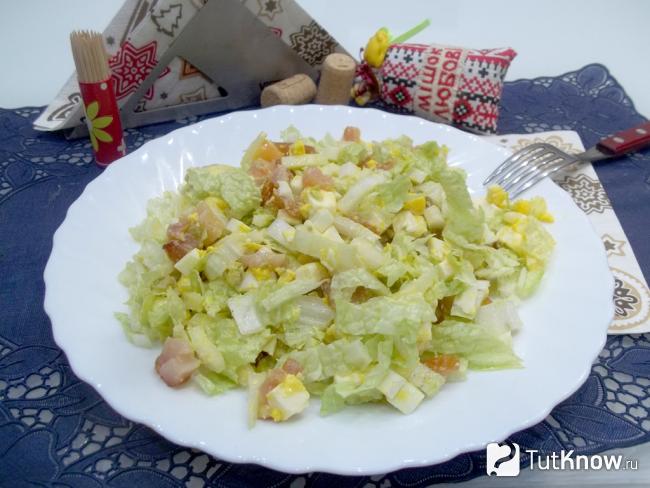 Готовый салат из пекинской капусты с яйцами и копченым куриным филе