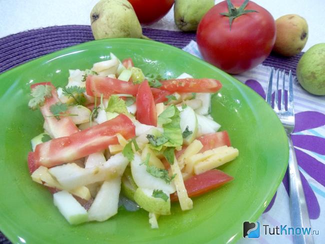 Готовый салат с помидорами, яблоками, грушей и сыром