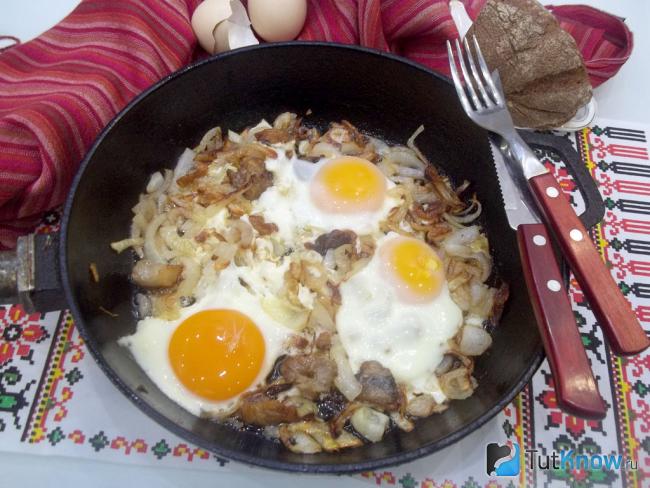 Готовая яичница на сале с луком