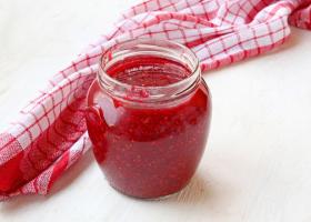 Малиновый джем в баночке