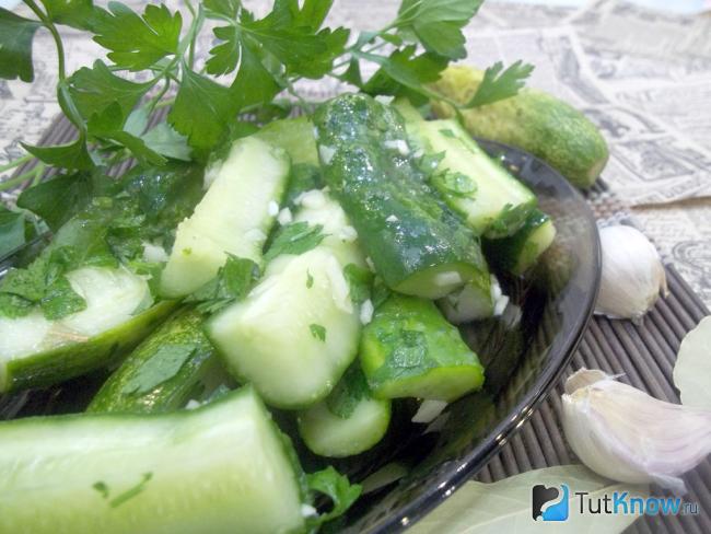 Готовые малосольные огурцы в пакете кусочками