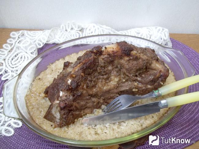 Готовое мясо с рисом в духовке