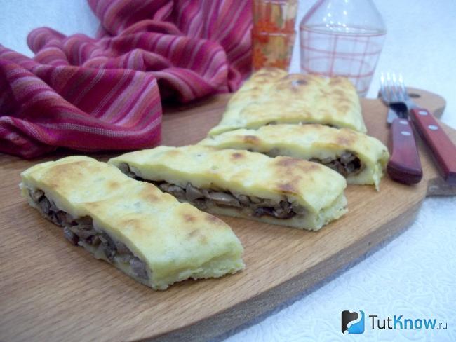 Готовый рулет из картофеля с грибами