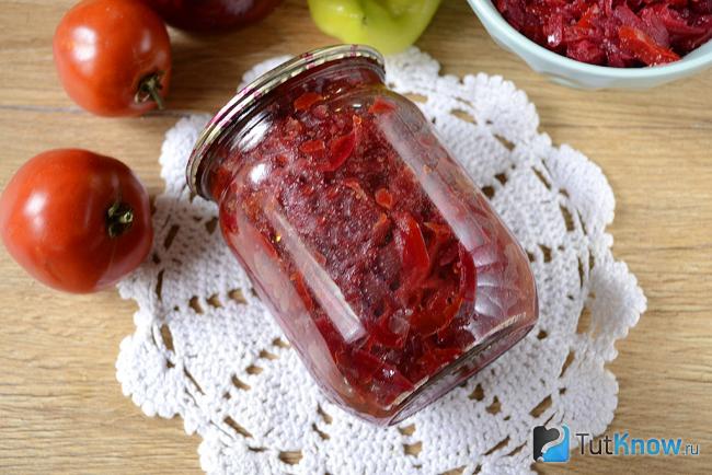 Банка с заправкой из свёклы и помидор
