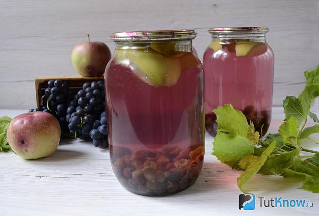 Банки с компотом из винограда и яблок