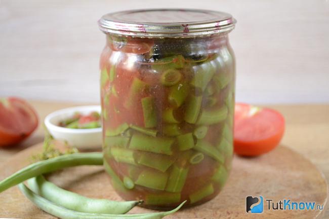 Банка со стручковой фасолью в томатном соке