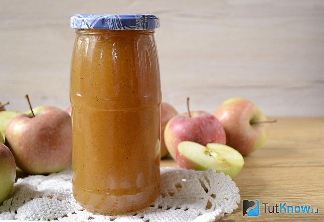 Джем из яблок и корицы закатан в банку