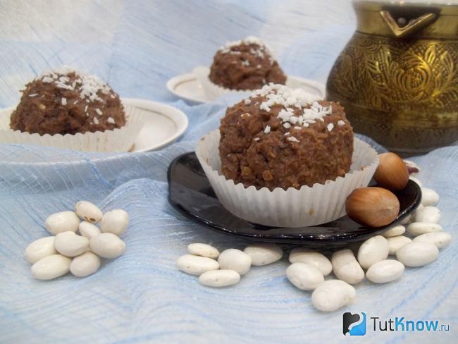 Готовые пирожное из белой фасоли с черносливом и орехами