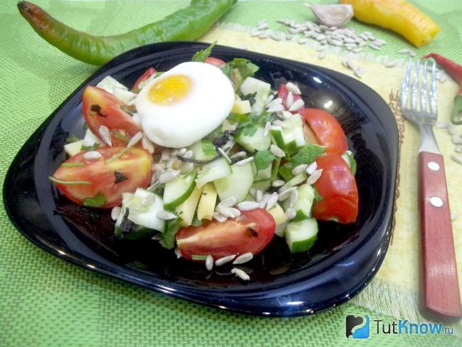 Готовый овощной салат с сыром, семечками и яйцом-пашот