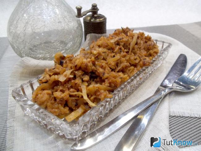 Готовая тушеная капуста с рисом и фаршем
