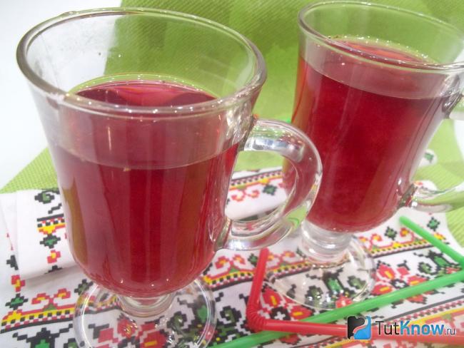 Готовый чай с замороженной малиной, черной смородиной, мятой и пряностями