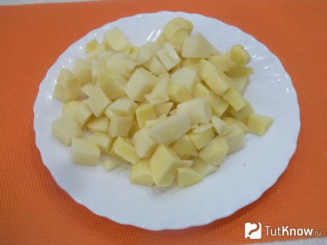 Картофель нарезан кубиками