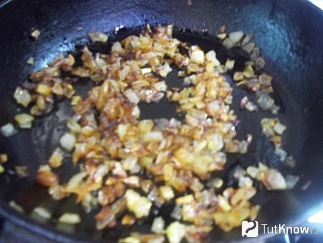 Репчатый лук нарезан кубиками и обжарен в сковороде на масле