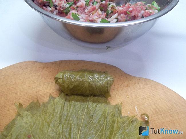 Виноградные листы с начинкой свернуты рулетом
