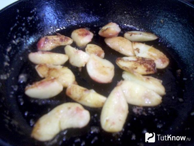 Готовые жареные персики в сливочном масле с сахаром