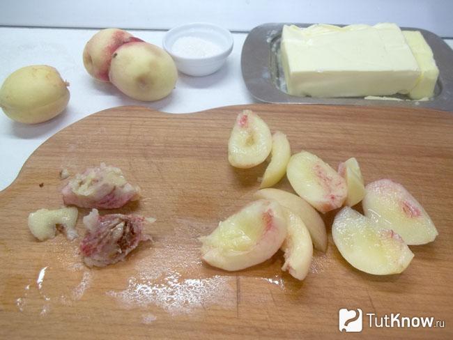 Из персиков удалены косточки и мякоть нарезана кусочками