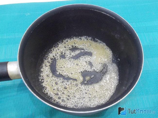 Масло с медом и сахаром растоплены