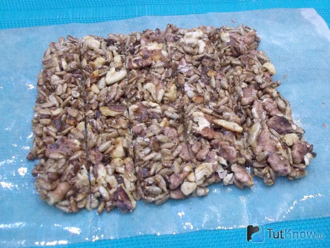 Готовые козинаки из семечек подсолнечника и грецких орехов