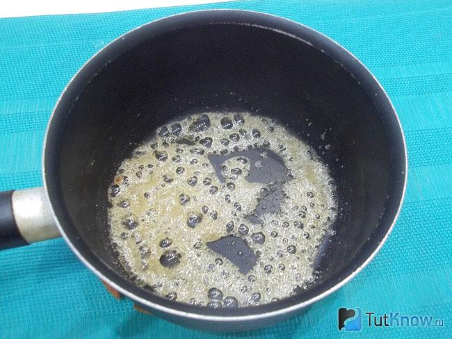 Сахар, мед и масло растоплены