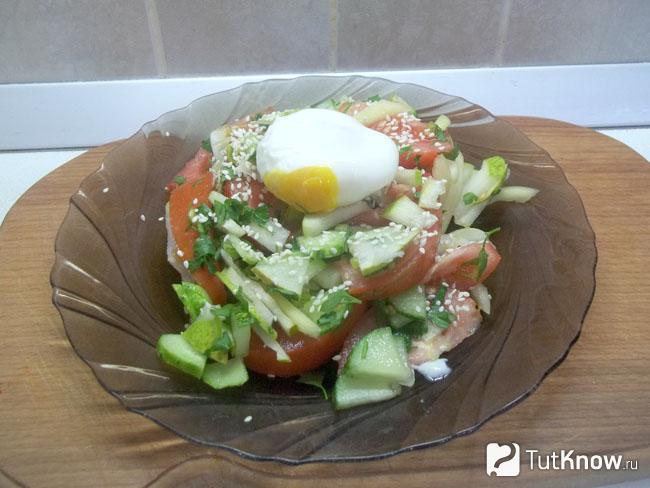Готовый овощной салат с грушами и яйцом-пашот
