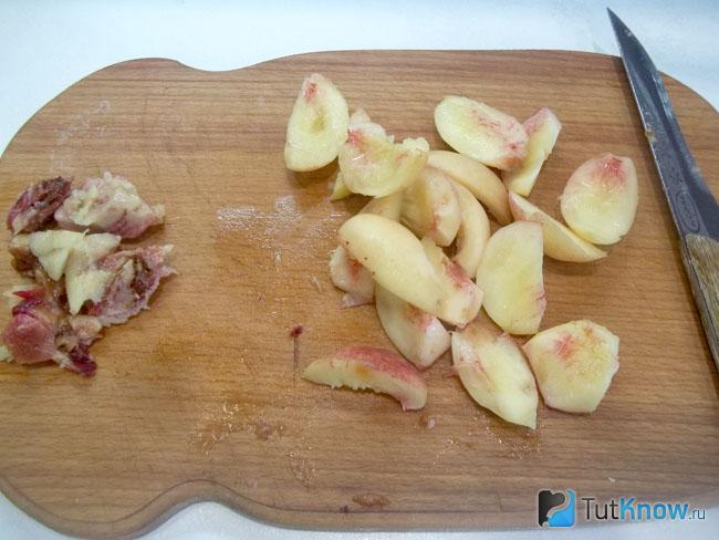Персики вымыты, удалена косточка и нарезаны кусочками