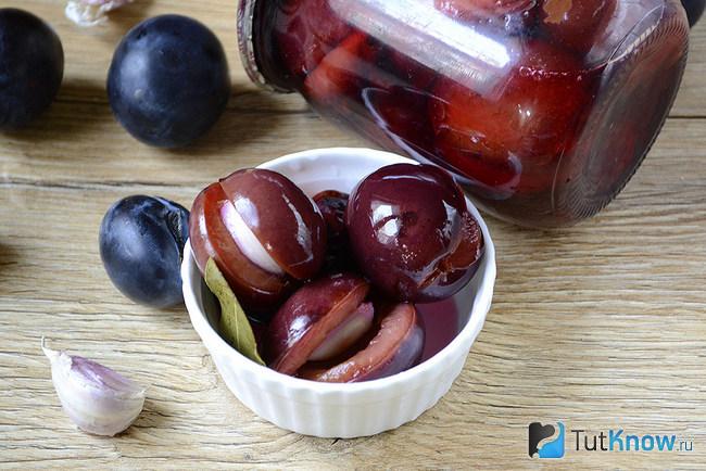 Маринованные сливы с чесноком готовы к употреблению