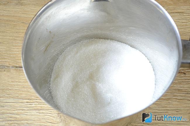 Миска с сахаром крупным планом