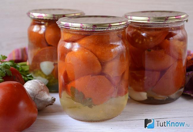 Три банки с помидорами и чесноком