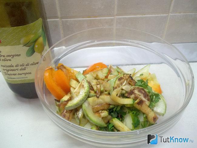 Продукты заправлены соусом