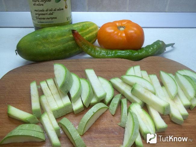 Кабачки нарезаны брусками
