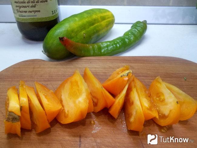 Помидоры нарезаны дольками