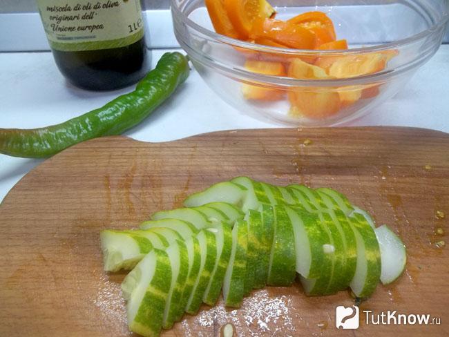 Огурцы нарезаны полукольцами