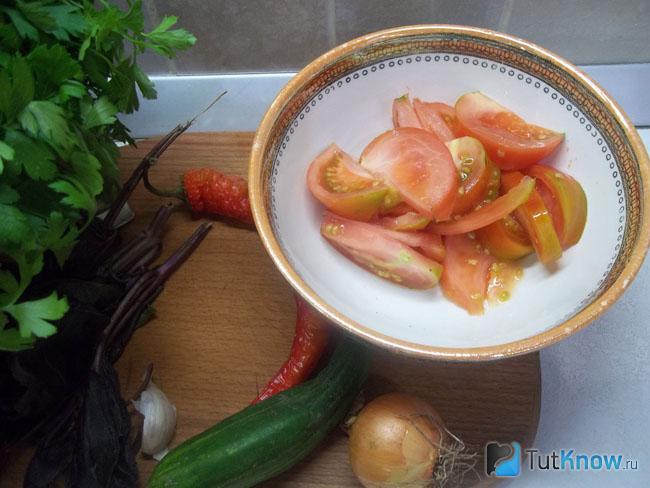 Помидоры нарезаны дольками