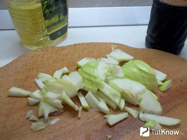 Яблоки нарезаны соломкой