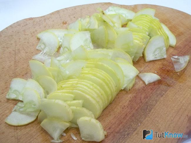 Огурцы нарезаны полукольцами