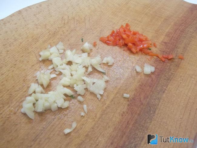 Чеснок и горький перец мелко нарезаны