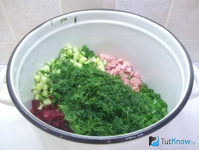 Все продукты сложены в кастрюлю
