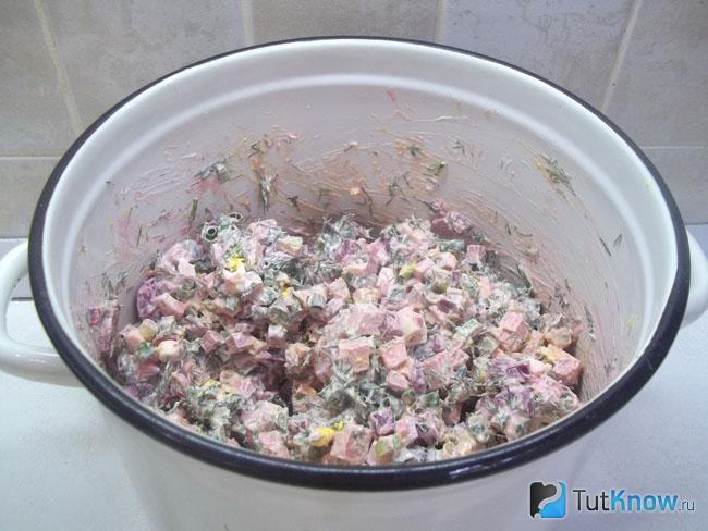 Продукты перемешаны и залиты свекольным отварном и водой